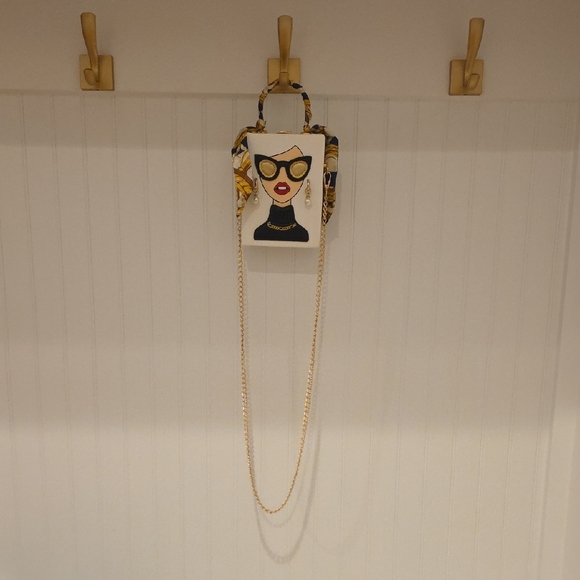 Chic White and Gold Handbag with Fashion Illustration - Picture 5 of 6